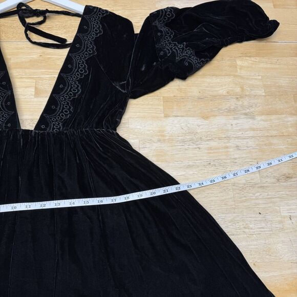 Revolve TULAROSA Juliet Dress Mini Black Velvet Peasant Eyelet Deep V Sexy XS - Picture 12 of 14